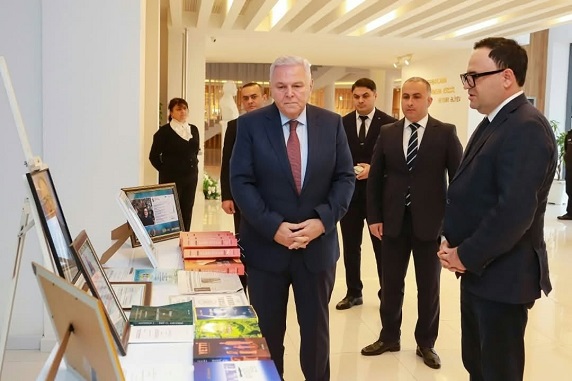 “Azan güllə” kitabının təqdimat mərasimi keçirilib